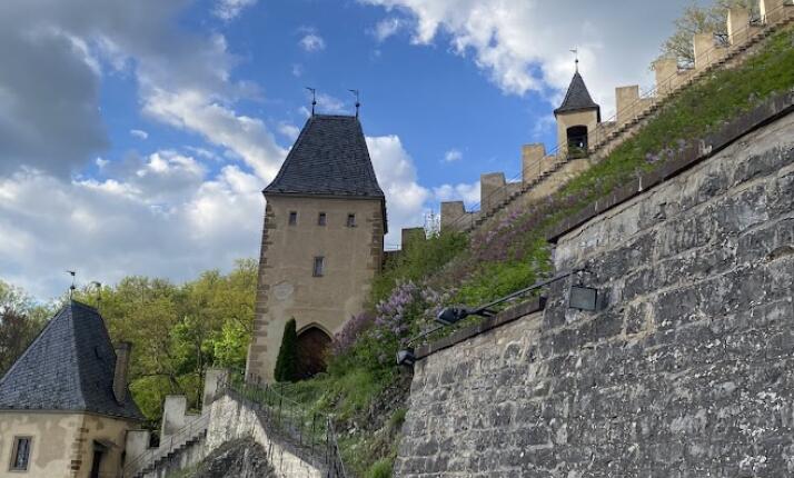 Venkovní úkrytová hra u Karlštejna - Karel, Blanka a středověký Karlštejn