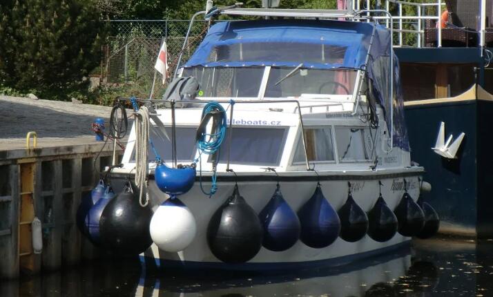 Dobrodružství na obytné lodi Viking 26 REGINA – staňte se kapitánem vlastních zážitků!