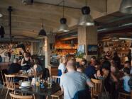 ArtMoment v Hradci Králové (NáPLAVKA) - Malování akrylem v elegantní restauraci se sklenkou v ruce