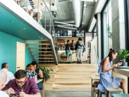 ArtMoment v Plzni (Arnie's Bistro) - Malování akrylem v elegantní restauraci se sklenkou v ruce