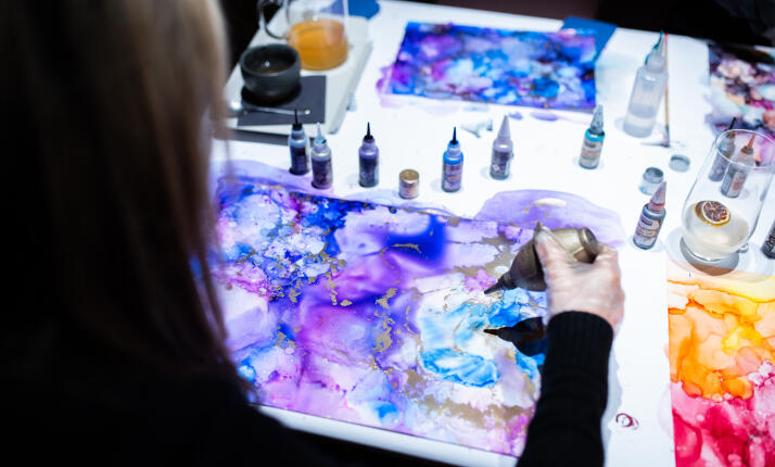 ArtInk v Hradci Králové (NáPLAVKA) - Abstraktní malování lihovou tuší s třpytivými pigmenty