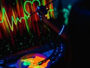 ArtNeon v Praze (Vnitroblock) - Malování svítícími barvami pod UV světlem