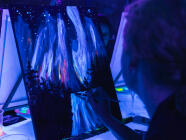 ArtNeon v Praze (Vnitroblock) - Malování svítícími barvami pod UV světlem