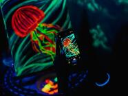 ArtNeon v Praze (Vnitroblock) - Malování svítícími barvami pod UV světlem