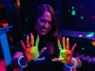 ArtNeon v Praze (Vnitroblock) - Malování svítícími barvami pod UV světlem