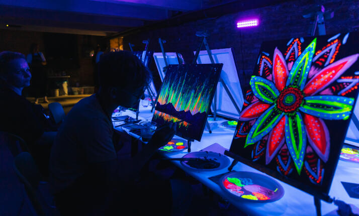 ArtNeon v Praze (Vnitroblock) - Malování svítícími barvami pod UV světlem