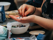 ArtMosaic v Praze (Kavárna co hledá jméno) - Tvoření barevné mozaiky z keramických střepů a skla