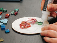 ArtMosaic v Praze (Kavárna co hledá jméno) - Tvoření barevné mozaiky z keramických střepů a skla