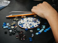 ArtMosaic v Praze (Kavárna co hledá jméno) - Tvoření barevné mozaiky z keramických střepů a skla