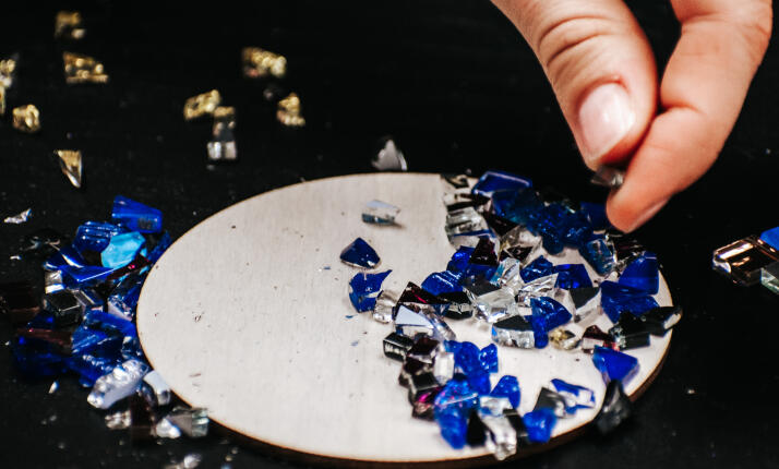 ArtMosaic v Praze (Kavárna co hledá jméno) - Tvoření barevné mozaiky z keramických střepů a skla