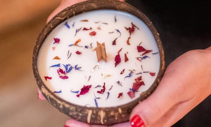 CandleArt v Praze (Kavárna co hledá jméno) - Výroba svíček z přírodních vosků a gravírování skla