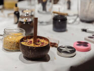 CandleArt v Praze (Kavárna co hledá jméno) - Výroba svíček z přírodních vosků a gravírování skla