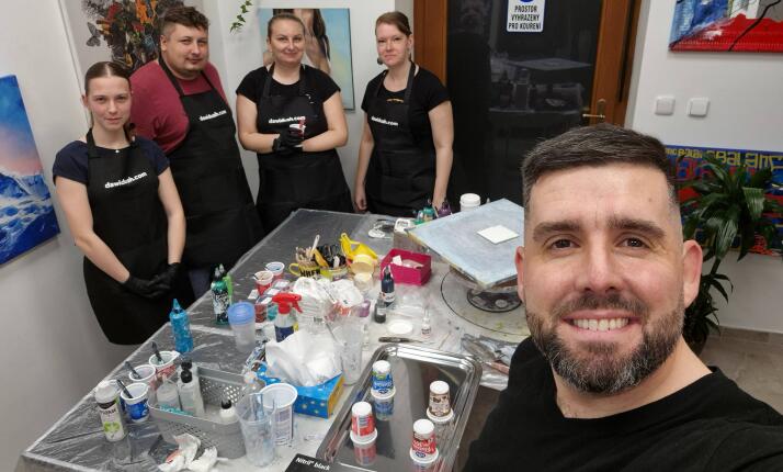 Workshop na bytové doplňky - hodiny na starém vinylu, obraz nebo keramické podtácky