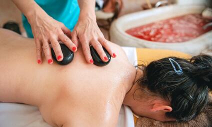 Masáž lávovými kameny v lázních Libverda