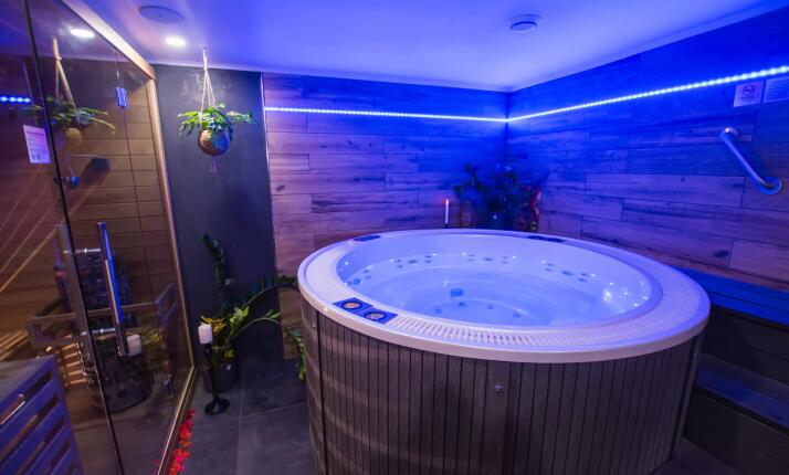 BLACK ZONE - Privátní wellness s vířivkou a saunou - RELAX+ balíček