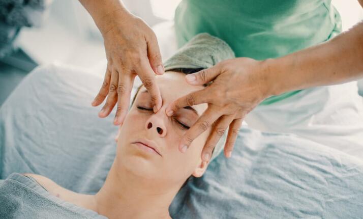 Liftingová masáž obličeje