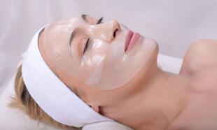 Facial treatment with collagen mask