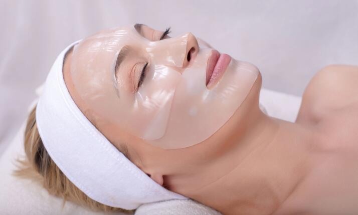 Facial treatment with collagen mask