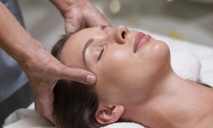 Head spa + masáž nohou - 90 minut péče a relaxace