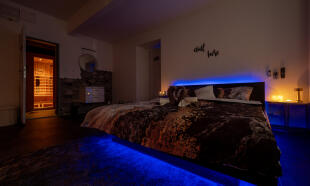 Noc ve wellness 22 - 9 hodin s láhví sektu pro 2 osoby