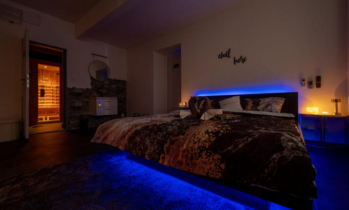 Noc ve wellness 22 - 9 hodin s láhví sektu pro 2 osoby