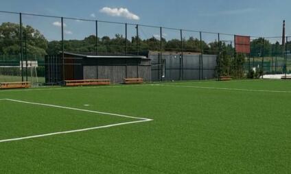 Venkovní fotbalové hřiště s umělou trávou v S-centru