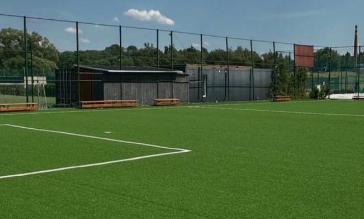 Venkovní fotbalové hřiště s umělou trávou v S-centru