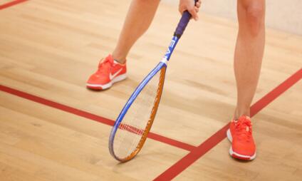 Squash ve sportovním centru Hector - 5 kurtů s posuvným tinem