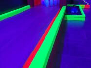 PunkMinigolf v Praze – minigolf plný neonových výzev u Karlova mostu