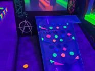 PunkMinigolf v Praze – minigolf plný neonových výzev u Karlova mostu