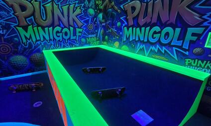 PunkMinigolf v Praze – minigolf plný neonových výzev u Karlova mostu