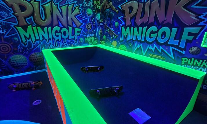 PunkMinigolf v Praze – minigolf plný neonových výzev u Karlova mostu