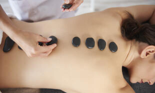 HOT STONES masáž lávovými kameny